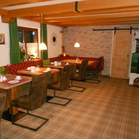 Gaestehaus Weisses Roessl Hotell *